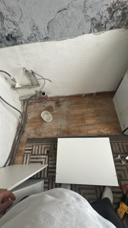 Мойка с белым шкафом и деревянной столешницей