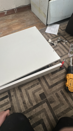 Мойка с белым шкафом и деревянной столешницей