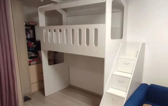 Мойка с белым шкафом и деревянной столешницей