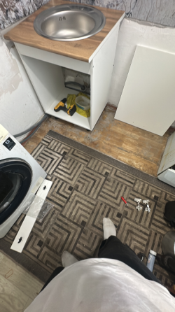 Мойка с белым шкафом и деревянной столешницей