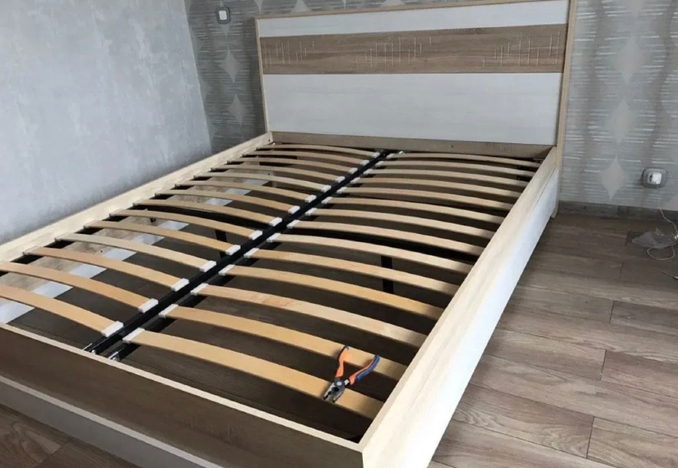 Деревянная кровать с решеткой и деревянной основой