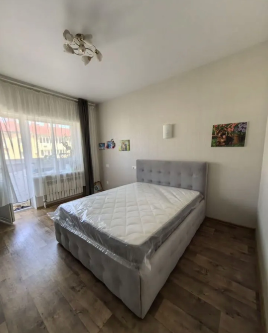 Спальня с кроватью и открывающимися окнами