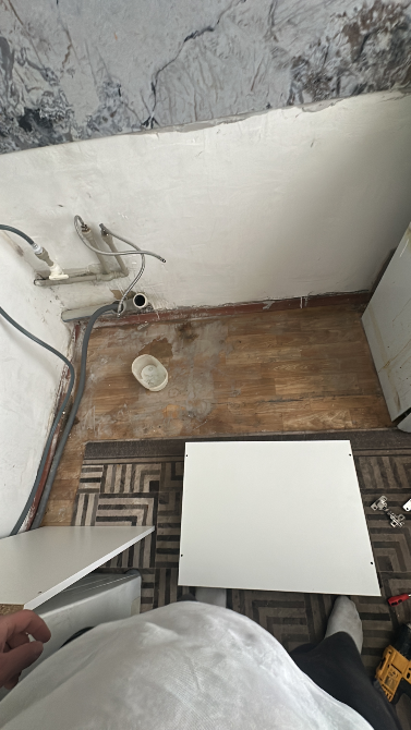 Пустое место для шкафа с строительными инструментами