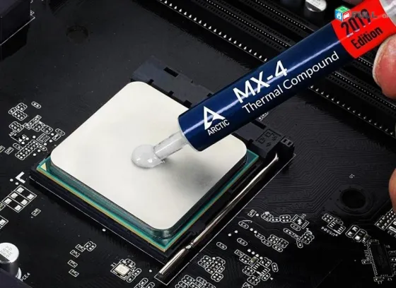 Рабочее место для ремонта компьютеров с инструментами и электронными компонентами