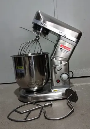 Миксер VERO черного цвета с металлической чашей и венчиком