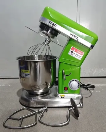 Миксер VERO черного цвета с металлической чашей и венчиком