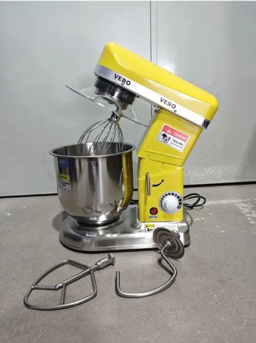 Миксер VERO желтого цвета с металлической чашей и венчиком