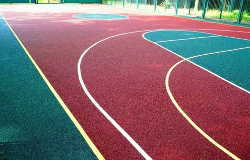 Спортивная площадка с красным и черным покрытием