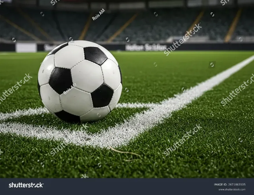 Мяч для футбола на травяном поле