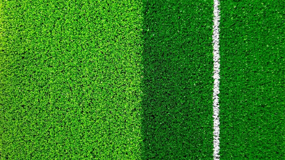 Искусственная трава на футбольном поле с линией разметки