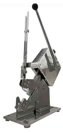 Механическое устройство для нарезки, выполненное из металла, с длинной ручкой и детальной конструкцией для обработки продуктов