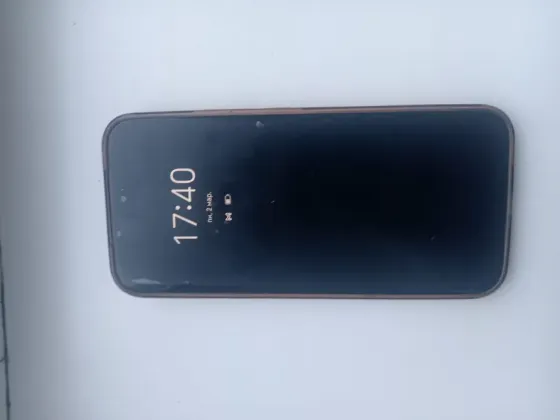 Смартфон с экраном и приложениями на главном экране