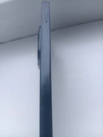 Смартфон с экраном и приложениями на главном экране