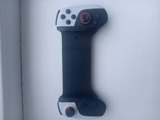 Смартфон с экраном и приложениями на главном экране