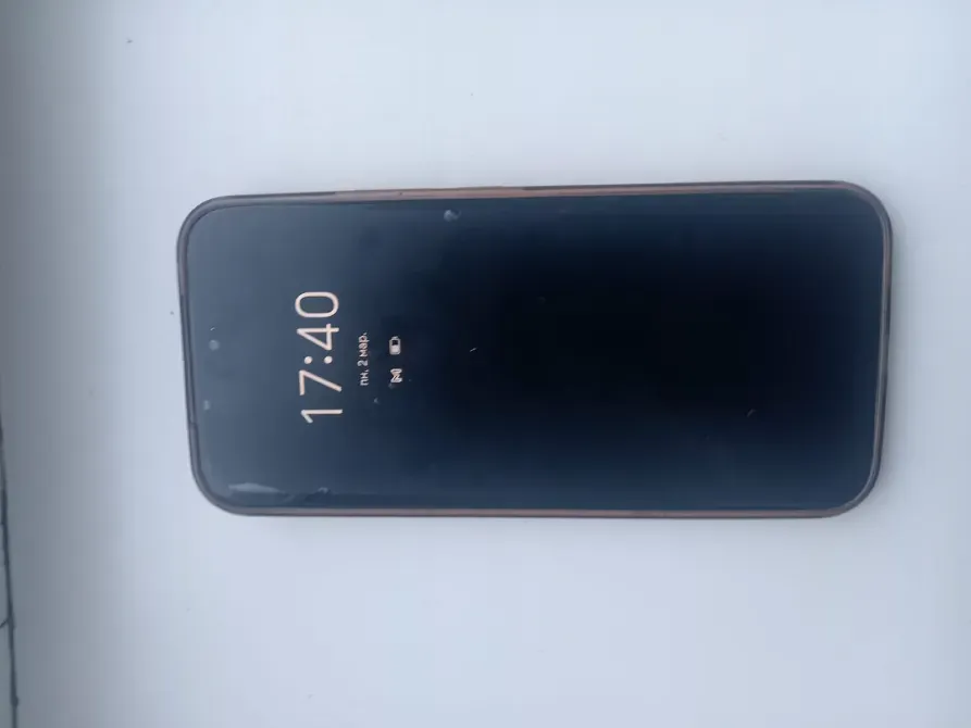 Темный экран смартфона с отображением времени