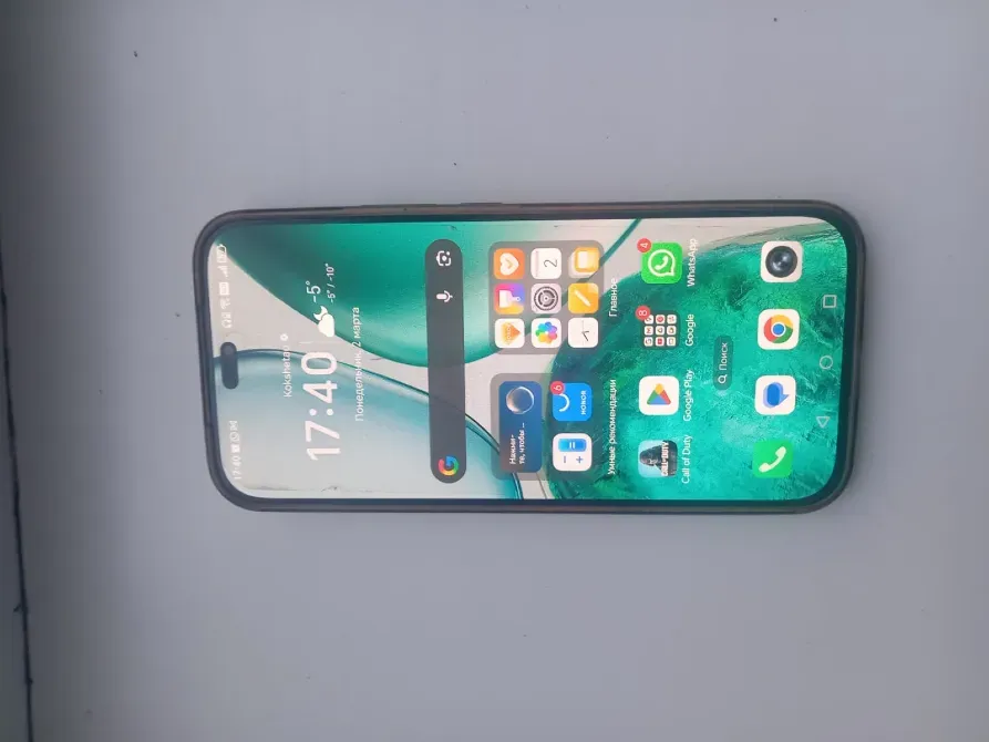 Смартфон с экраном и приложениями на главном экране