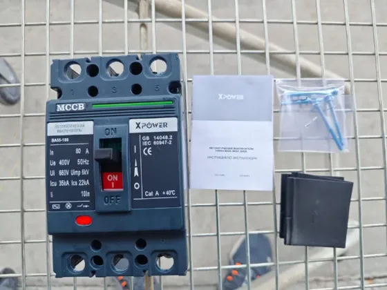 Серая металлическая панель в вертикальном положении на фоне деревянных поддонов