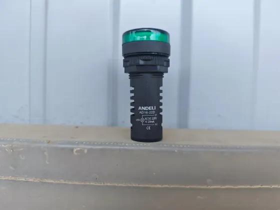 Серая металлическая панель в вертикальном положении на фоне деревянных поддонов