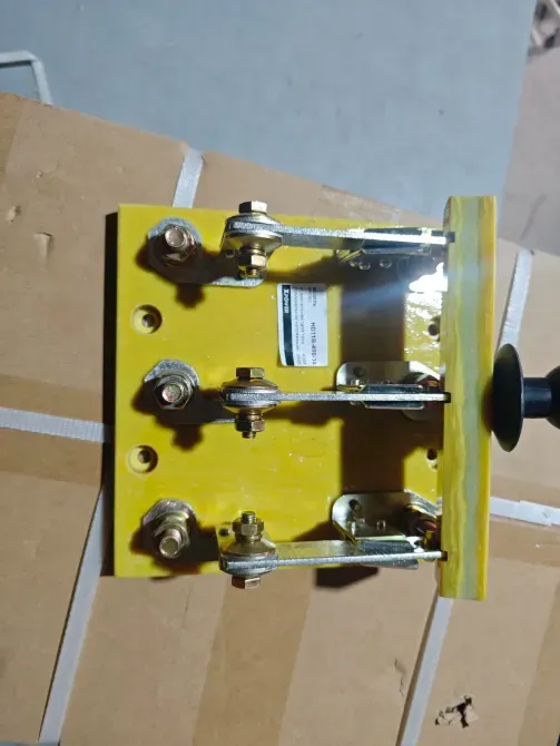 Желтая электрическая плата с креплениями и проводами