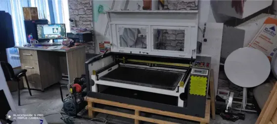 Широкоформатный принтер для печати на различных материалах