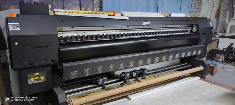 Широкоформатный принтер для печати на различных материалах