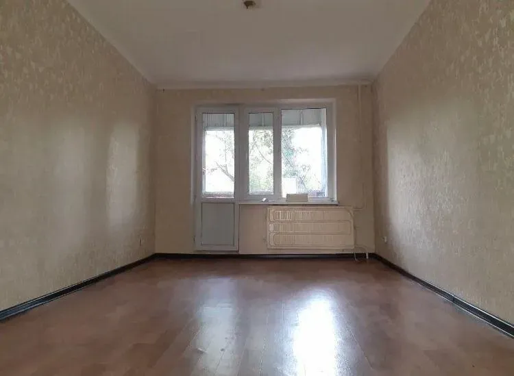 Светлая комната с окнами, выходящими на улицу