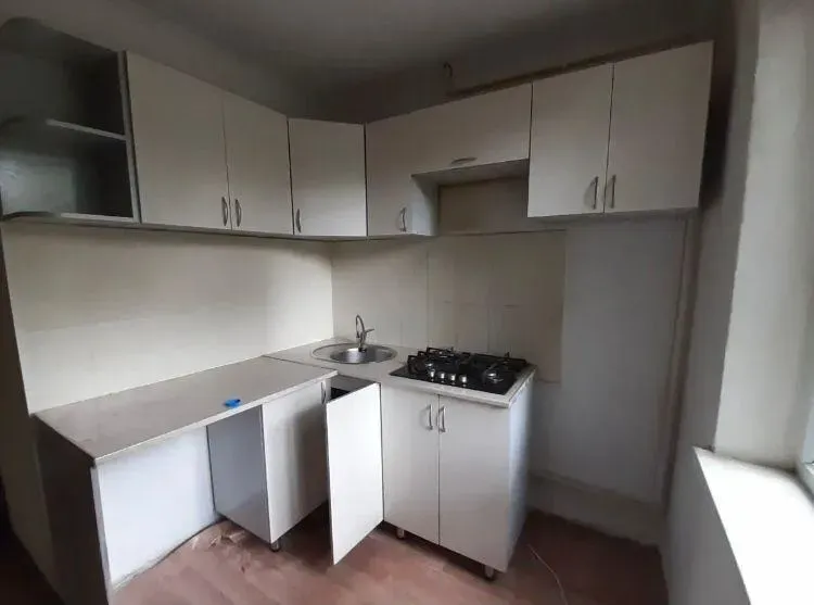 Уютная кухня с газовой плитой и полками