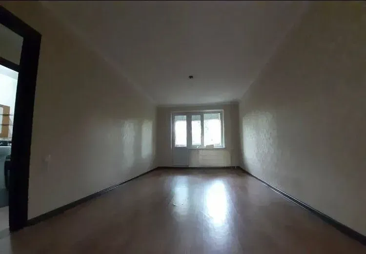 Просторная гостиная с окнами