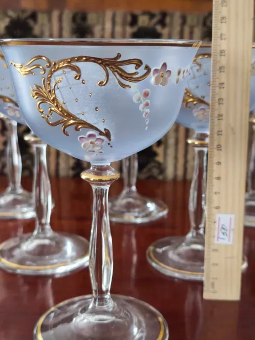 Десертные бокалы с золотым узором и линейкой для измерения высоты