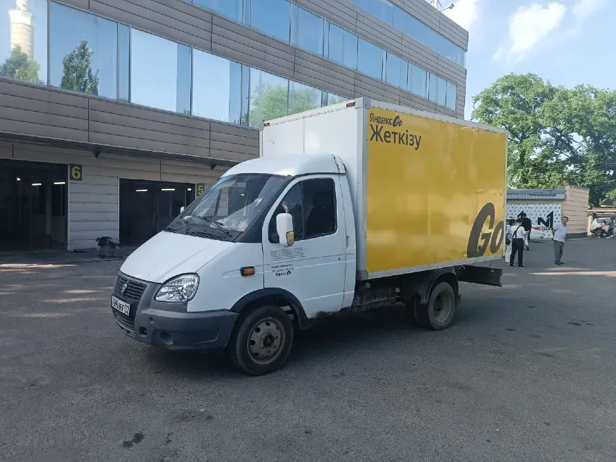 Газель для перевозки грузов с желтой надписью 