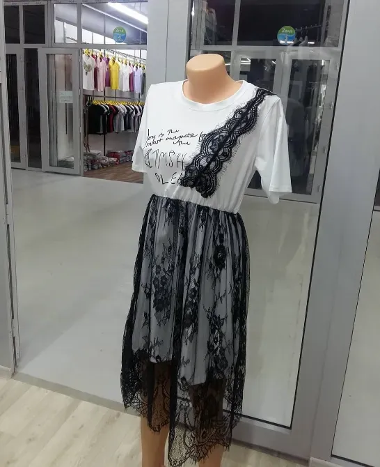 Платье с коротким рукавом и кружевной юбкой