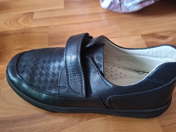 Липучкалы кроссовкалар мен жарқын кірістірмелері