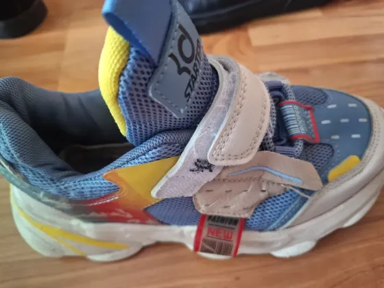 Липучкалы кроссовкалар мен жарқын кірістірмелері