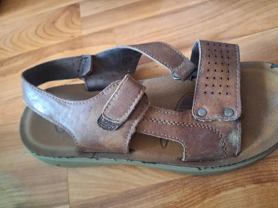 Кожаные сандалии с боковыми застежками на липучках