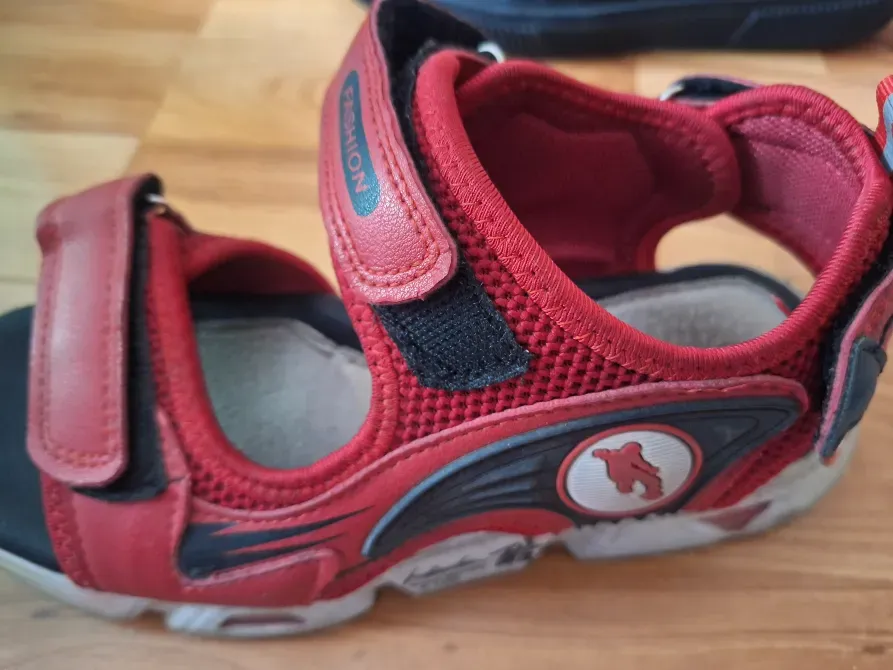 Красные сандалии с системами на липучках