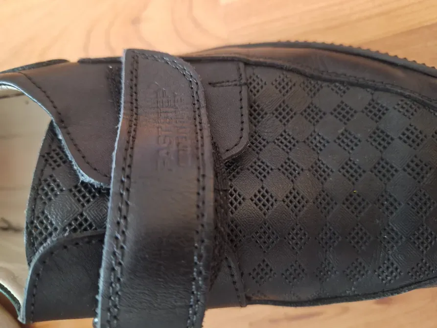 Черные туфли с текстурированной кожей и замком на липучке