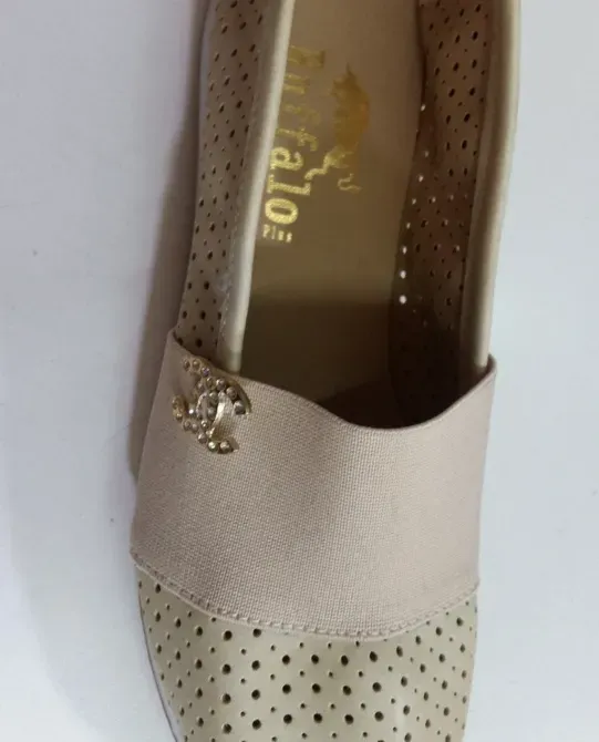 Бежевые туфли Buffalo с перфорированной текстурой и логотипом