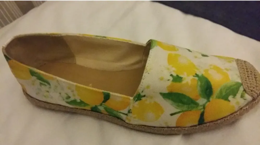 Летние эспадрильи с принтом лимонов на белом фоне