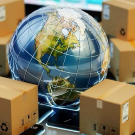 Глобус с картой мира на фоне коробок и компьютерной клавиатуры, символизирующий международную торговлю и логистику