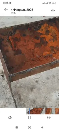 Коррозионные металлические контуры с ржавчиной