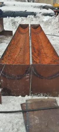 Коррозионные металлические контуры с ржавчиной