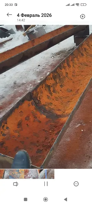 Ржавые металлические конструкции на снегу