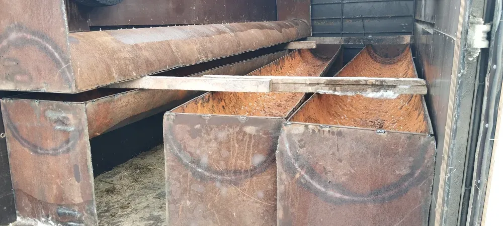 Внутренний вид ржавых металлических контейнеров