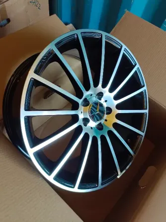 Диск колес автомобиля, черный с хромированными вставками, спереди, в коробке