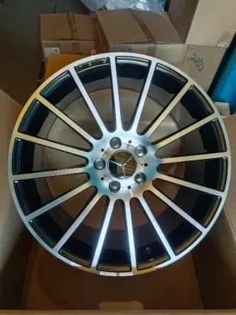 Диск колес автомобиля, черный с хромированными вставками, спереди, в коробке