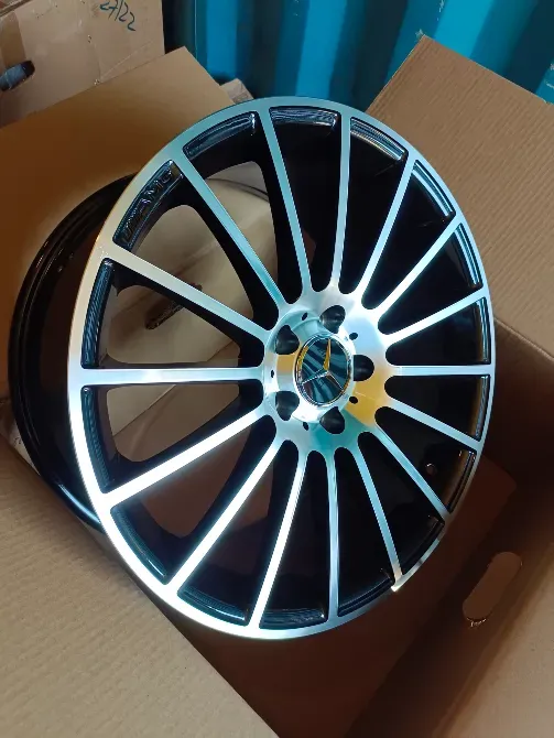 Диск колес автомобиля, черный с хромированными вставками, сбоку, в коробке