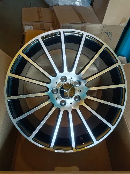 Диск колес автомобиля, черный с хромированными вставками, спереди, в коробке