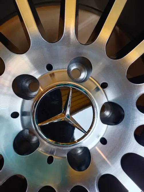Крупный план диска колес с логотипом Mercedes, металлический, в боксе