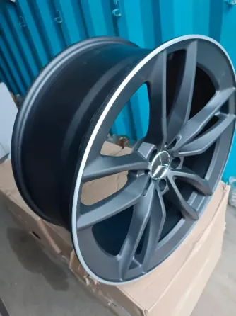 Диск автомобиля с 10 спицами, стильный и современный, на фоне коробок