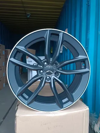 Диск автомобиля с 10 спицами, стильный и современный, на фоне коробок